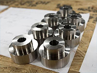 Controle la precisión de la pieza de acero con plantilla