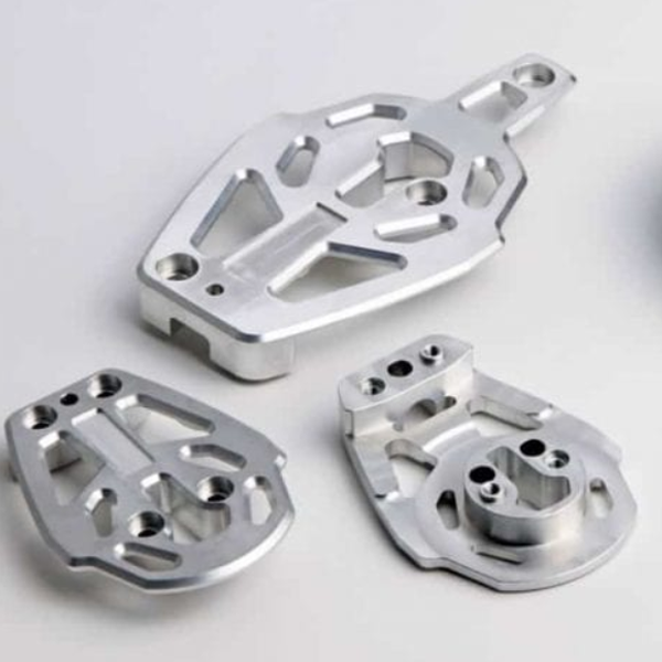 Torno CNC versus fresadora CNC: ¿Qué proceso de mecanizado es el adecuado para su pieza?